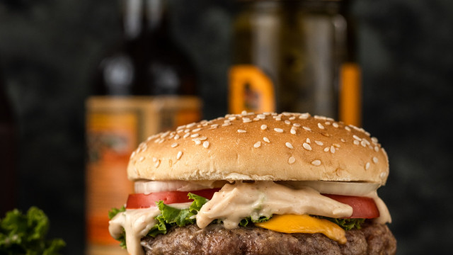 $DOGE: Dogecoin-geïnspireerd restaurant opent in Dubai, accepteert cryptobetalingen voor 'overheerlijke hamburgers'