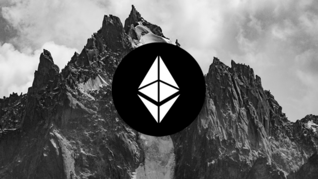 Ethereum-prijsanalyse: doe of sterf-moment voor ETH-stieren terwijl prijs de top van symmetrisch driehoekspatroon nadert