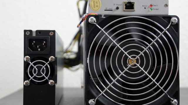 Intel's ASIC Bitcoin Miner kost de helft, is 15% effectiever dan de meeste S19's