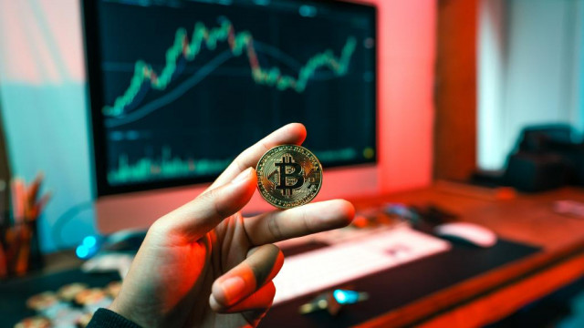 Zoveel voor herstel: Bitcoin, Ethereum, Dogecoin laten vallen als troepen, tanks gespot in Oost-Oekraïne